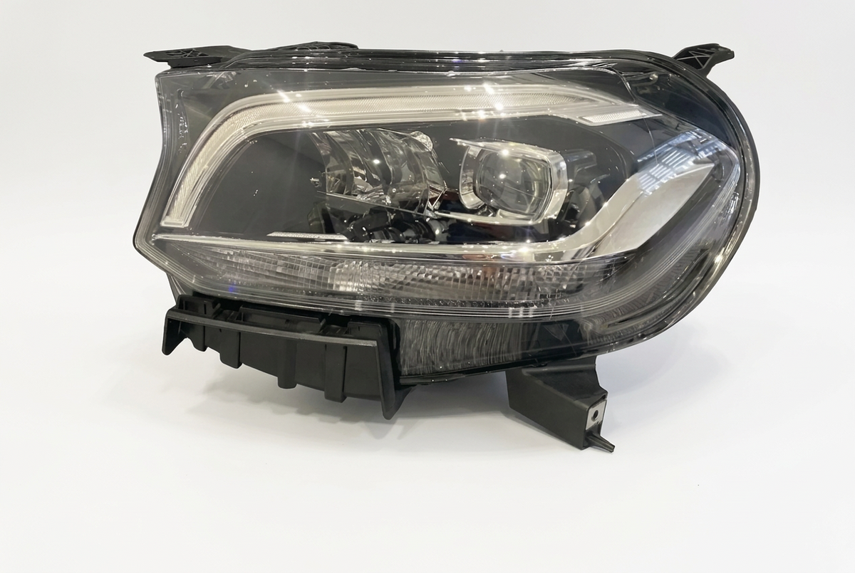 BRAND NEW W470  A4709061300 SINGLE XENON HEADLIGHT